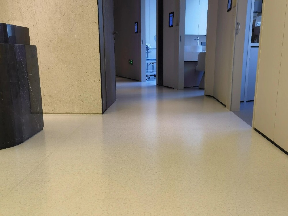 同質(zhì)透心地板與復合PVC地板的區別，看完就會(huì )選